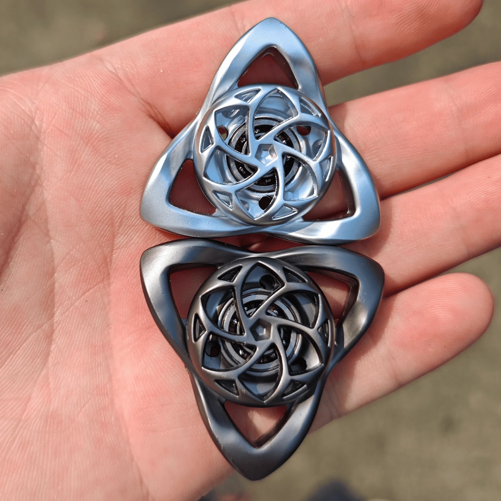 Fidget Spinner EDC en Métal – Rotation Fluide et Design Ajouré