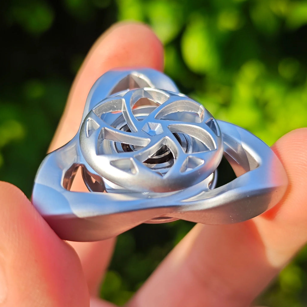 Fidget Spinner EDC en Métal – Rotation Fluide et Design Ajouré