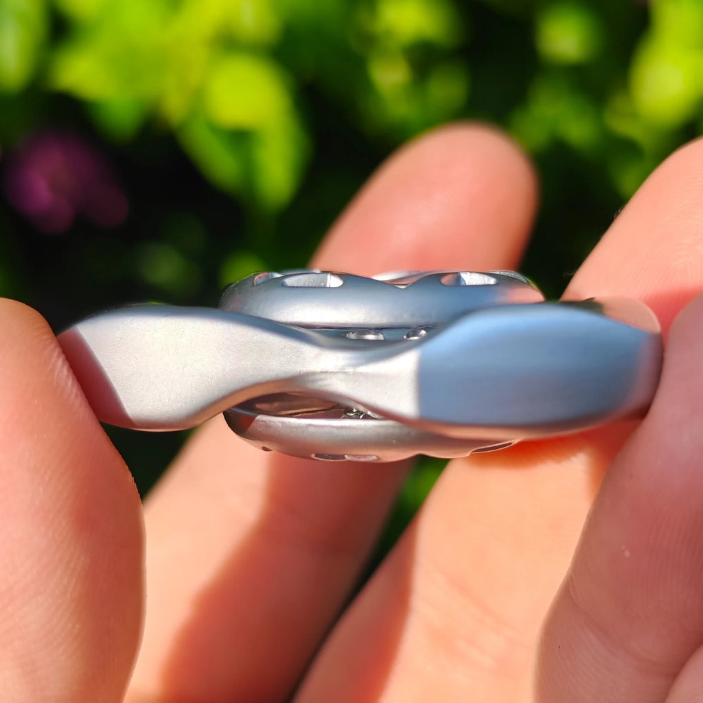 Fidget Spinner EDC en Métal – Rotation Fluide et Design Ajouré
